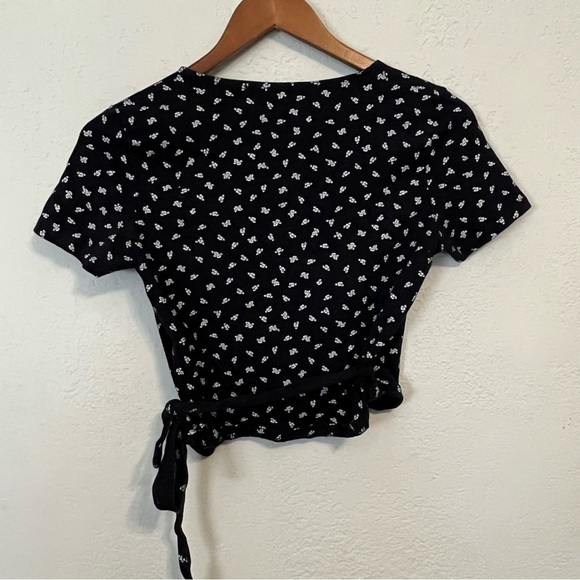 Brandy Melville Black & White Cropped Wrap Top - Picture 7 of 8